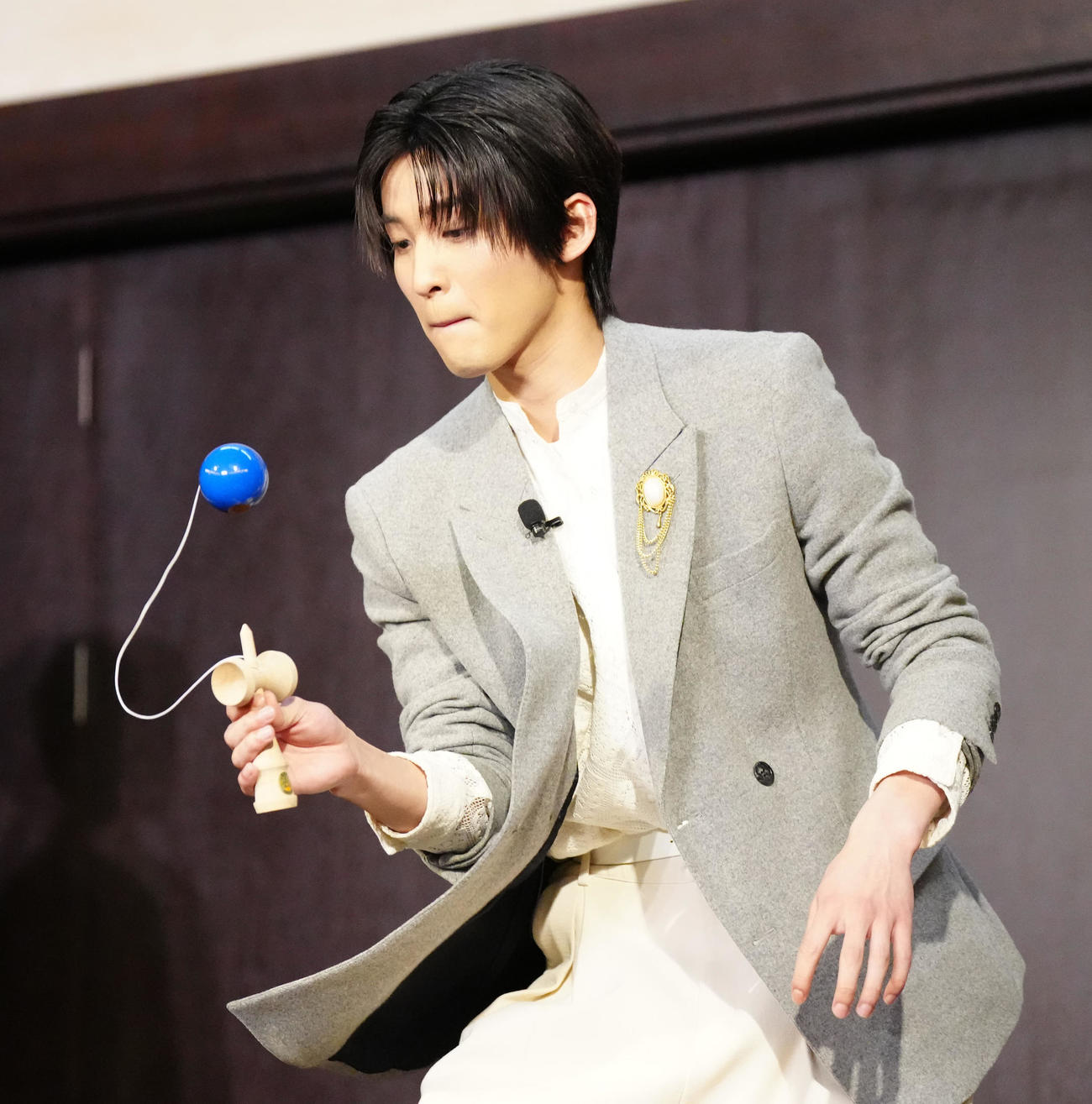 映画「わたしの幸せな結婚」の公開直前イベントでけん玉に挑戦する目黒蓮（撮影・江口和貴）