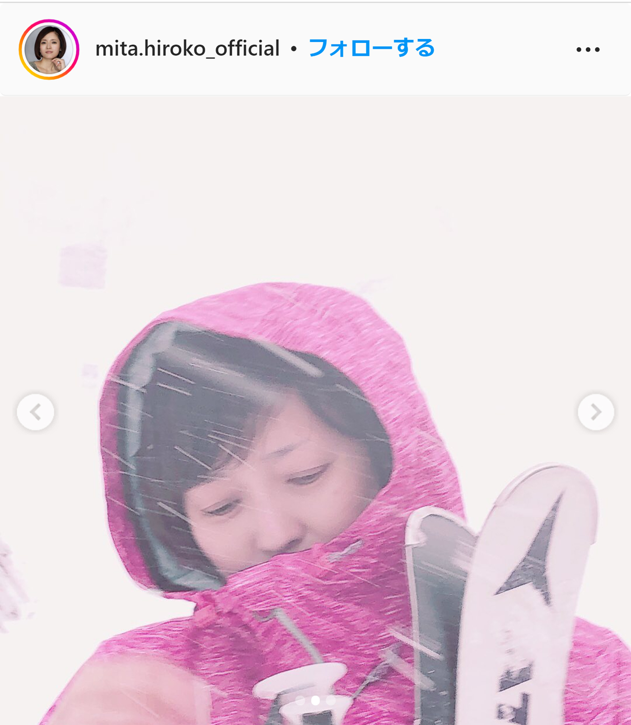 ピンクのスキーウエアに身を包んだ三田寛子（三田寛子のインスタグラムより）