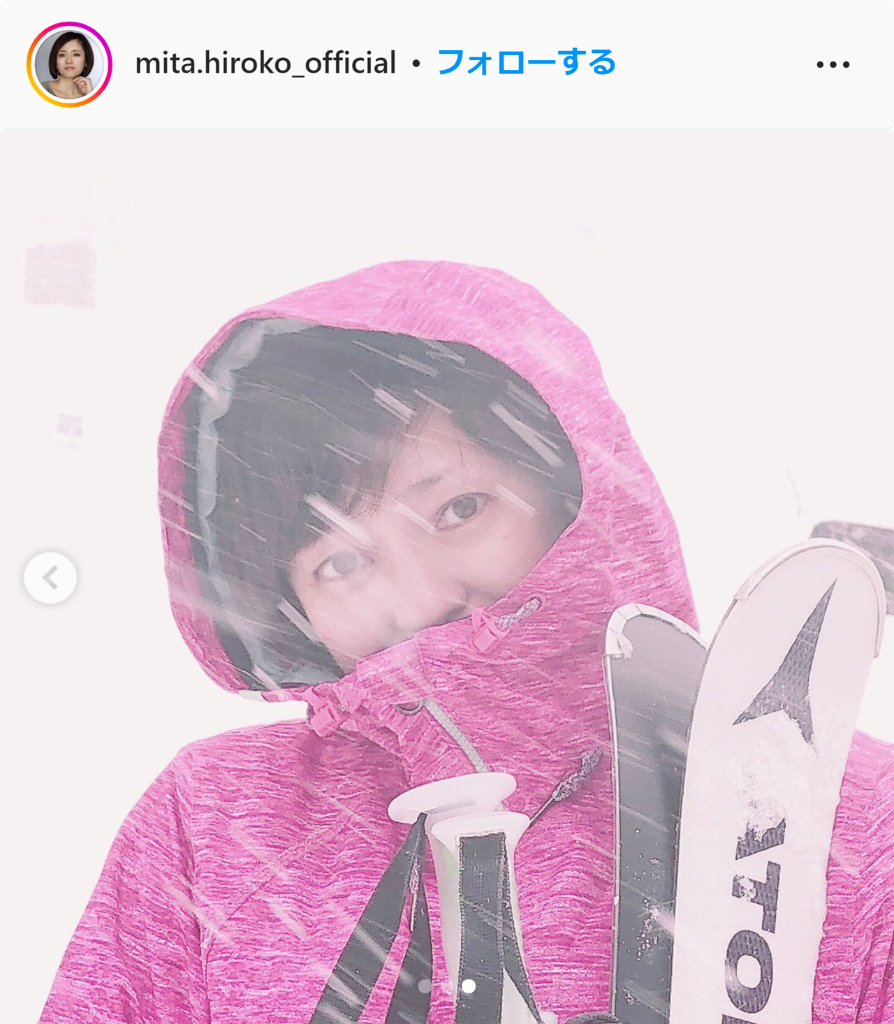 雪の中、ピンクのスキーウエアで笑顔の三田寛子（三田寛子のインスタグラムより）