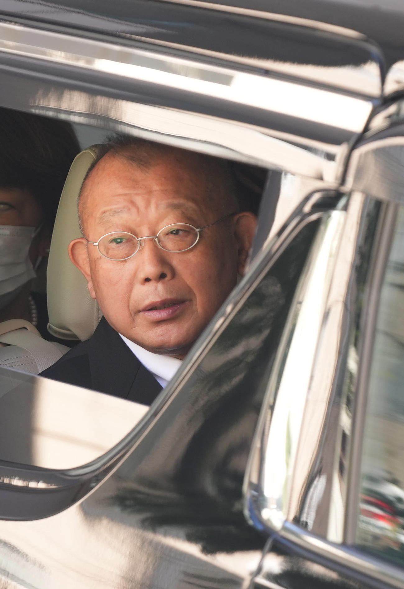 笑福亭笑瓶さんの葬儀に参列し、引き揚げる笑福亭鶴瓶（撮影・狩俣裕三）