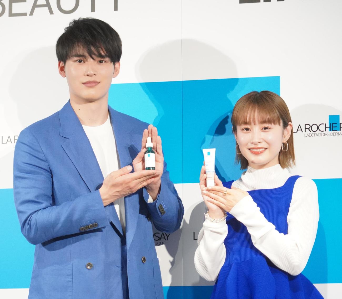 スキンケアブランドの新ブランドアンバサダーに就任した水上恒司（左）と高橋愛（撮影・佐藤成）