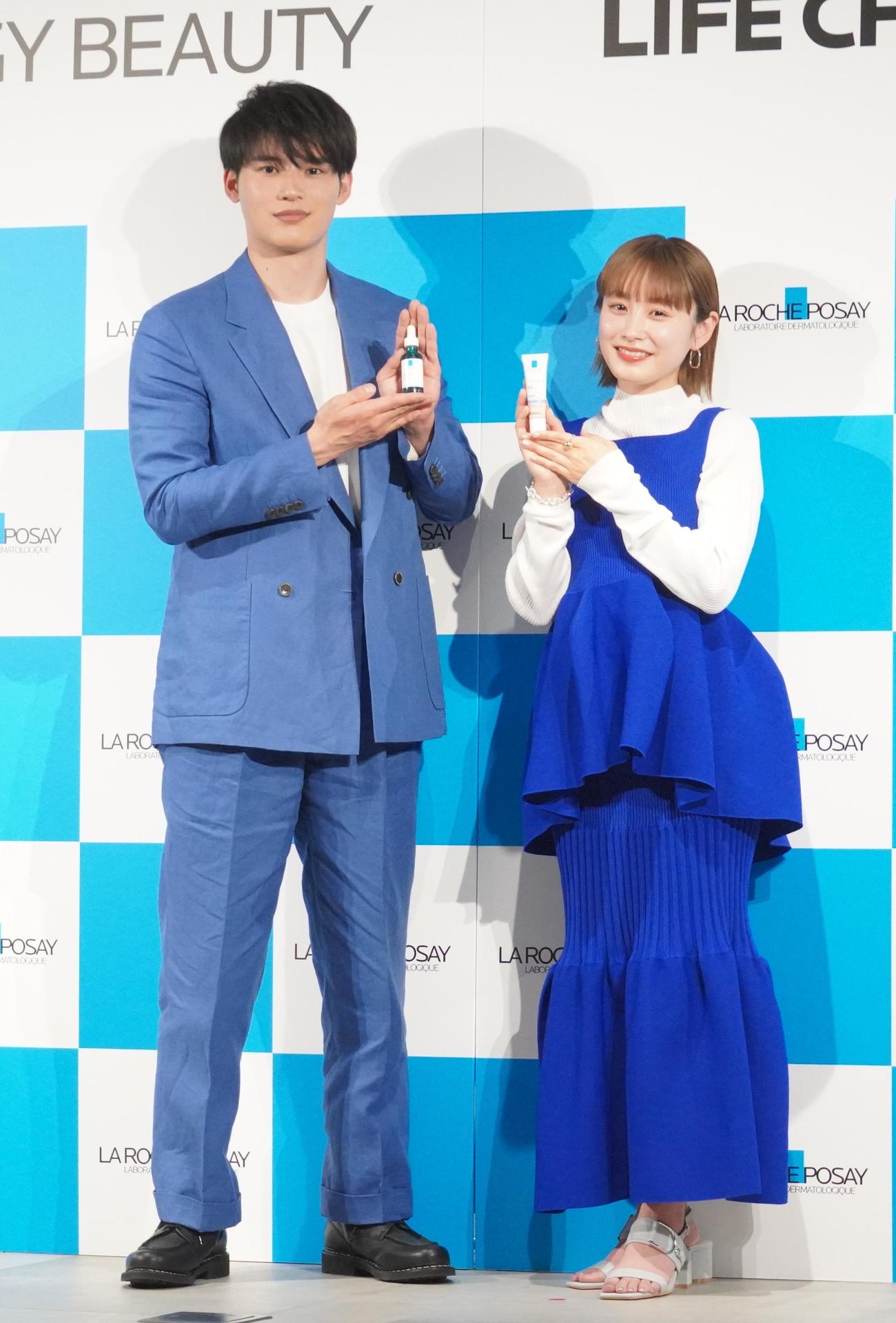 スキンケアブランド「ラロッシュポゼ」の新ブランドアンバサダーに就任した水上恒司と高橋愛（撮影・佐藤成）