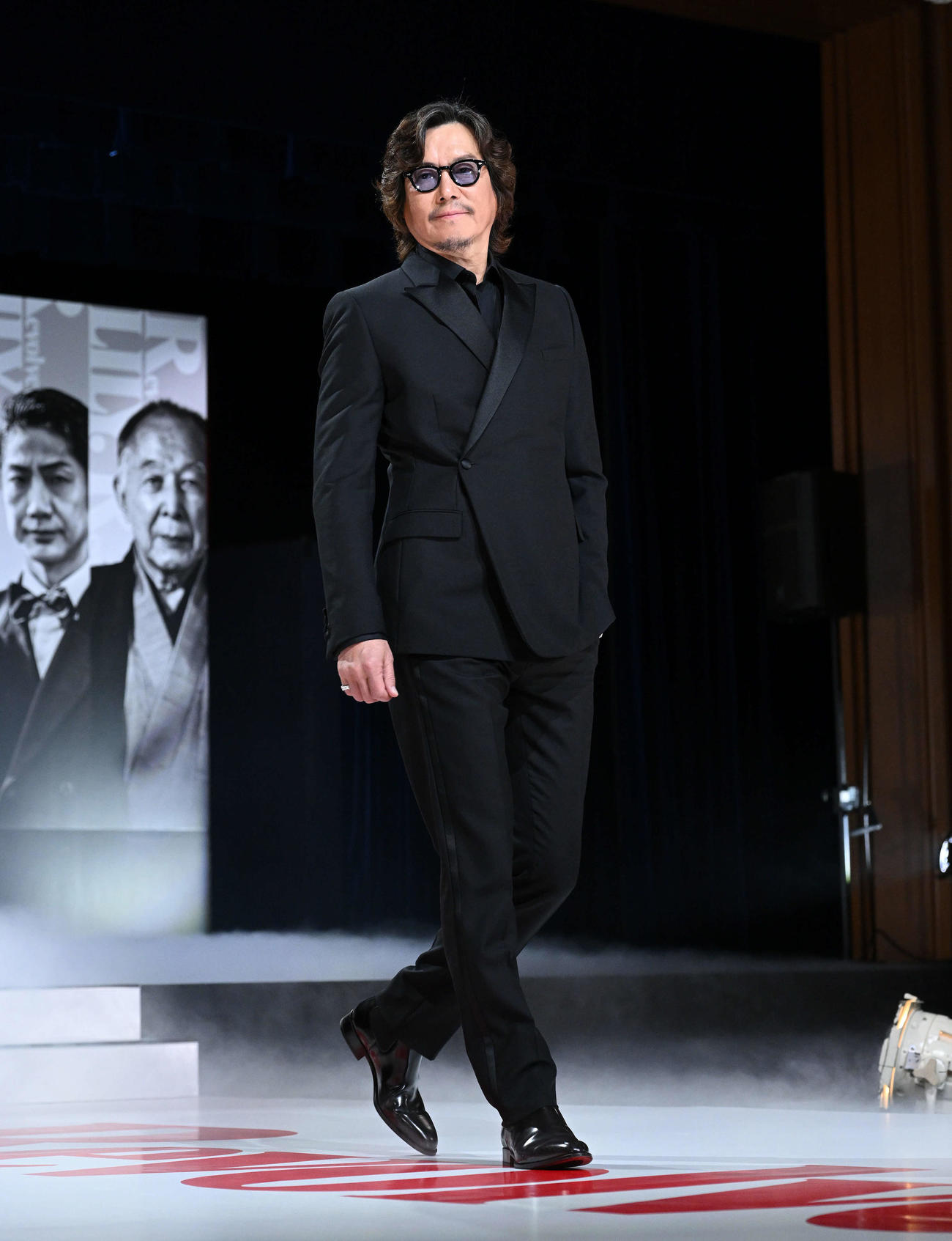 映画「リボルバー・リリー」キャストお披露目会見で入場する豊川悦司（撮影・滝沢徹郎）
