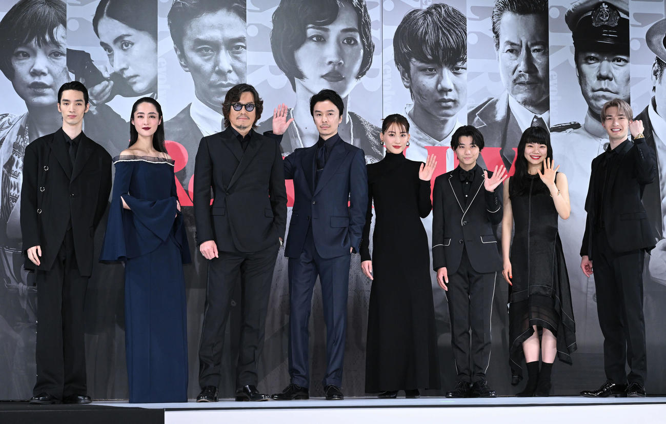 記念撮影する綾瀬はるか（左から5人目）ら。左から清水尋也、シシド・カフカ、豊川悦司、長谷川博己、1人おいて羽村仁成、古川琴音、ジェシー（撮影・滝沢徹郎）