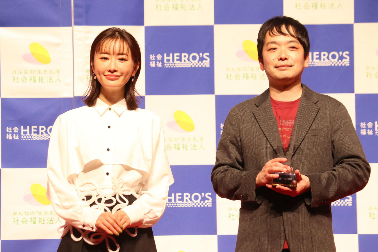 「社会福祉ヒーローズ　全国大会」でベストヒーロー賞に輝いた稲葉夏輝さん（右）とスペシャルゲストの松本まりか（撮影・加藤理沙）