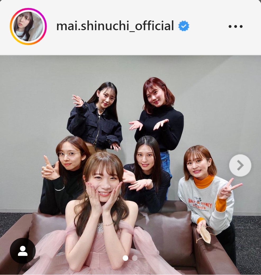 元乃木坂46の2期生メンバーとともにドレス姿の秋元を囲むショット（新内眞衣のインスタグラムより）
