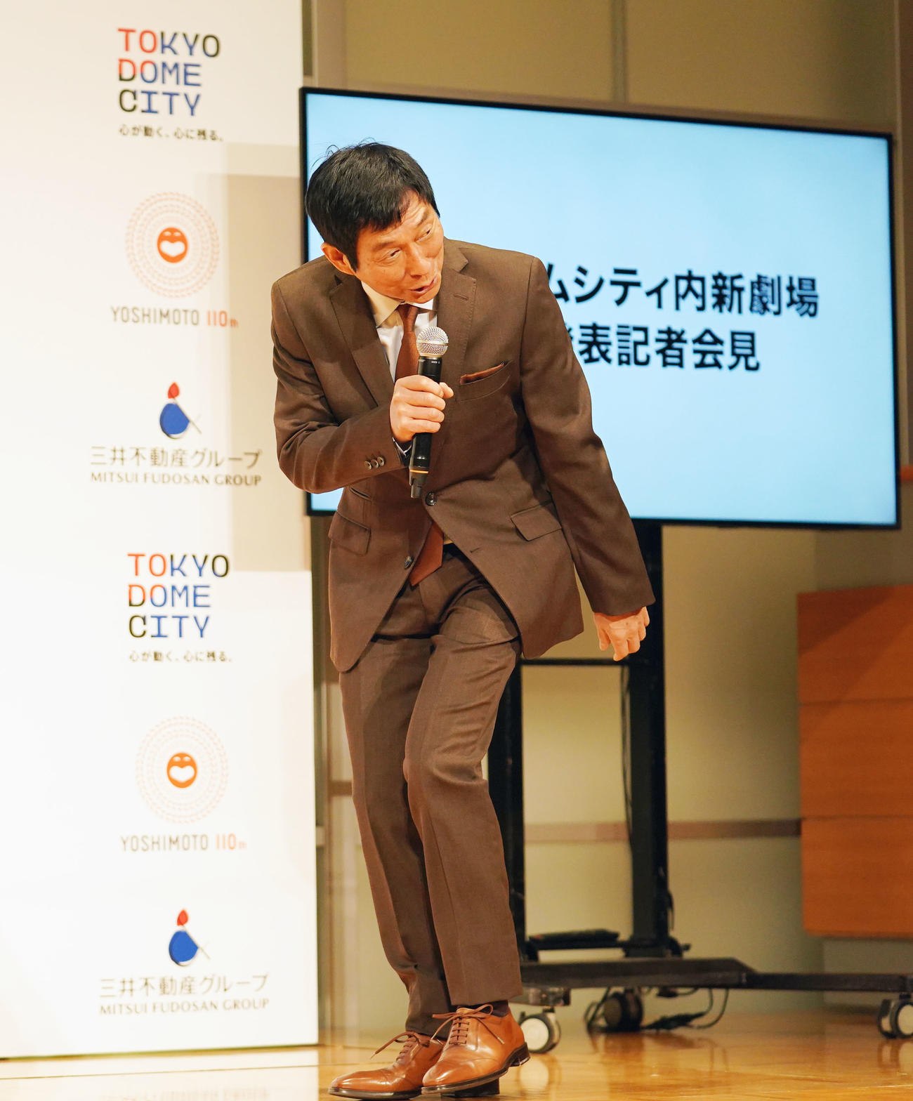 新劇場概要発表会見に登場した明石家さんま（撮影・横山健太）