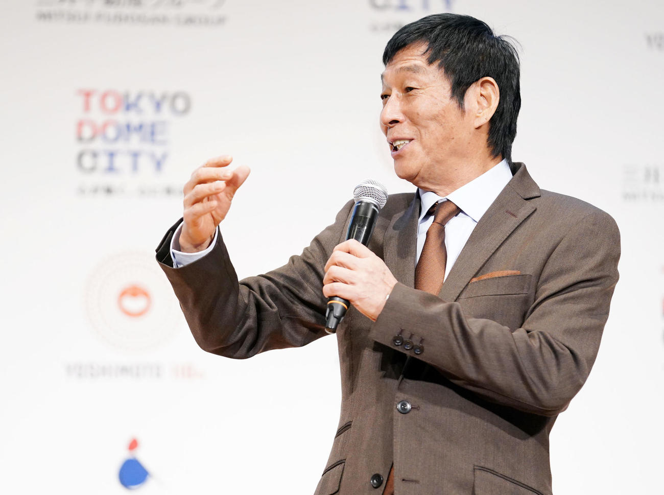 新劇場概要発表会見に登壇し会場を盛り上げる明石家さんま（撮影・横山健太）