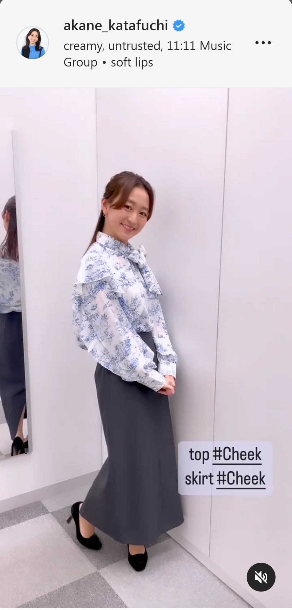 片渕茜アナが披露した青色の花柄のボウタイブラウス姿（片渕茜アナのインスタグラムより）