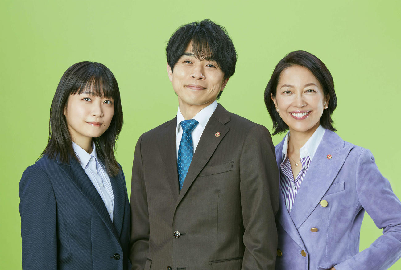 テレビ朝日系ドラマ「特捜9 season6」に主演する井ノ原快彦。右は羽田美智子、左は深川麻衣