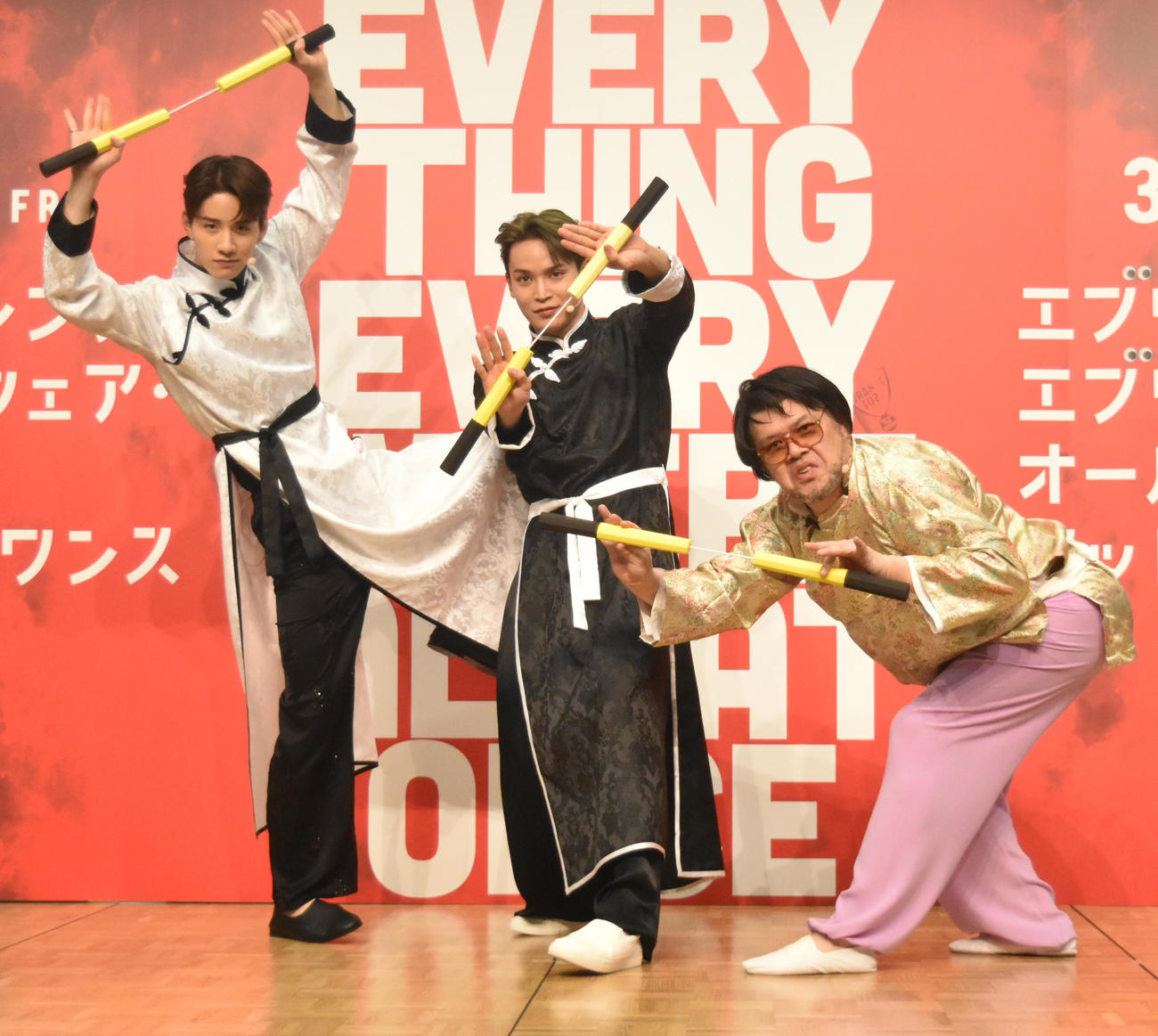 ヌンチャク体験を行った、左からJO1の佐藤景瑚と與那城奨、野性爆弾くっきー！