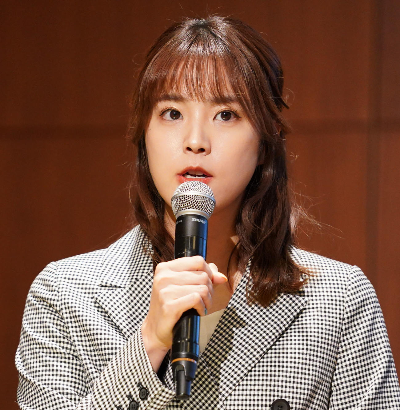 吉本新劇場の発表会見で司会を務めた久代萌美アナウンサー（撮影・横山健太）