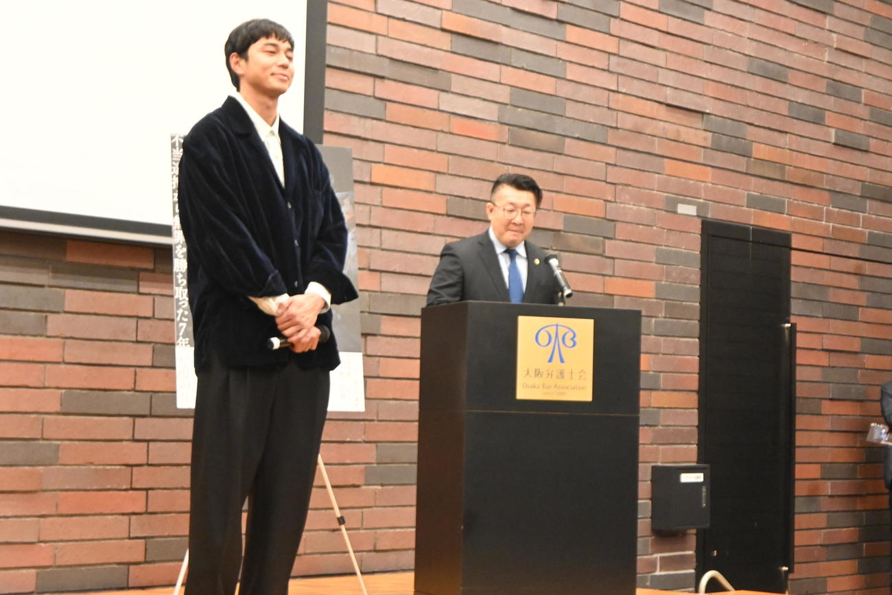 舞台あいさつで司会を務めた壇俊光弁護士（右）から涙のメッセージを受け取った東出昌大（撮影・松浦隆司）