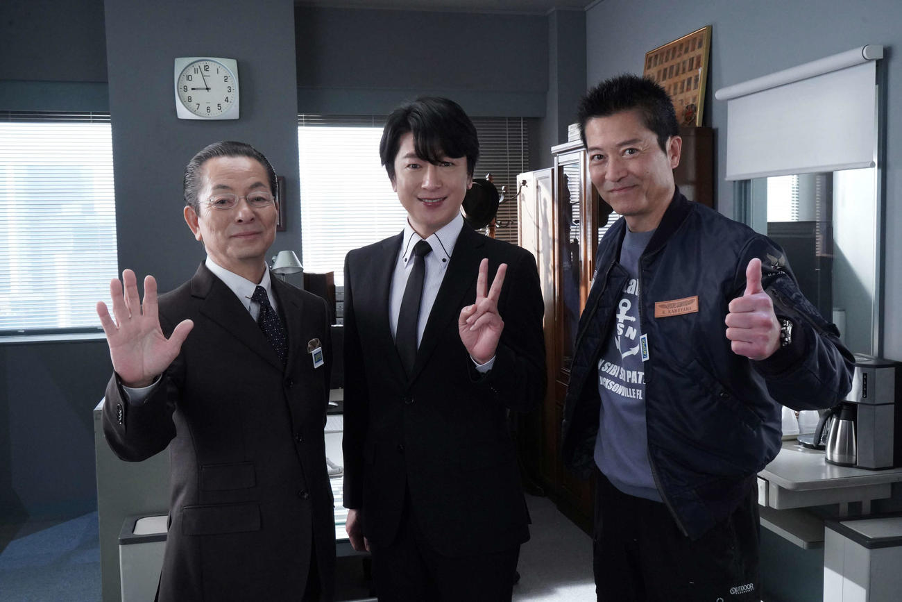 テレビ朝日系ドラマ「相棒　season21」最終回スペシャルに出演する“2代目相棒”及川光博（中央）。左は主演水谷豊、左は“初代相棒”寺脇康文