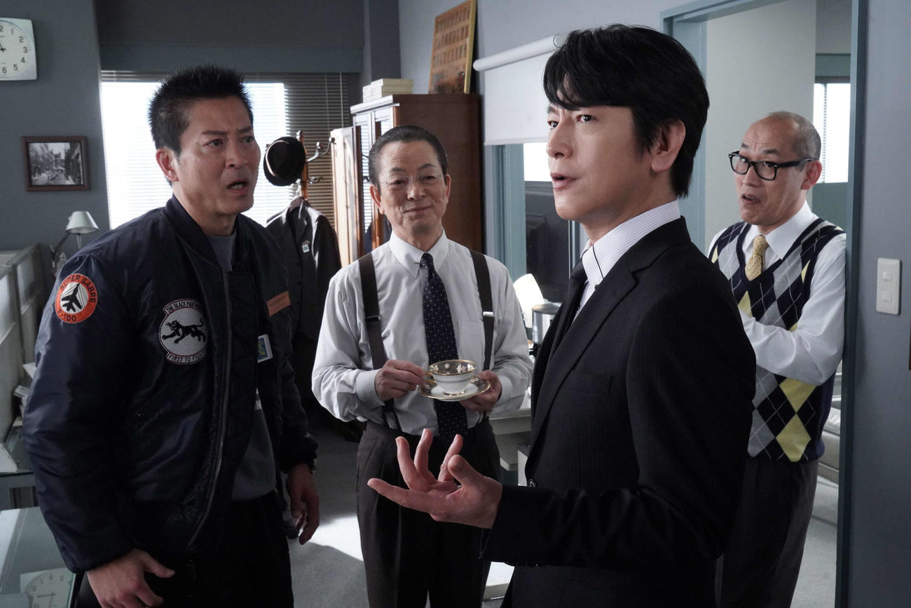 テレビ朝日系ドラマ「相棒　season21」最終回スペシャル全編「13」のワンシーン。左から寺脇康文、水谷豊、及川光博、山西惇