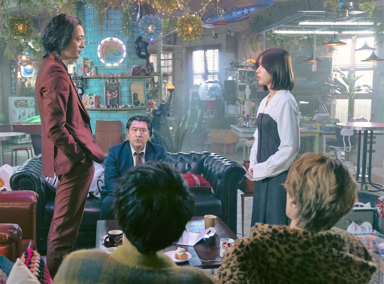 フジテレビ「スタンドUPスタート」に出演する、左から竜星涼、小手伸也、白石聖（C）フジテレビ