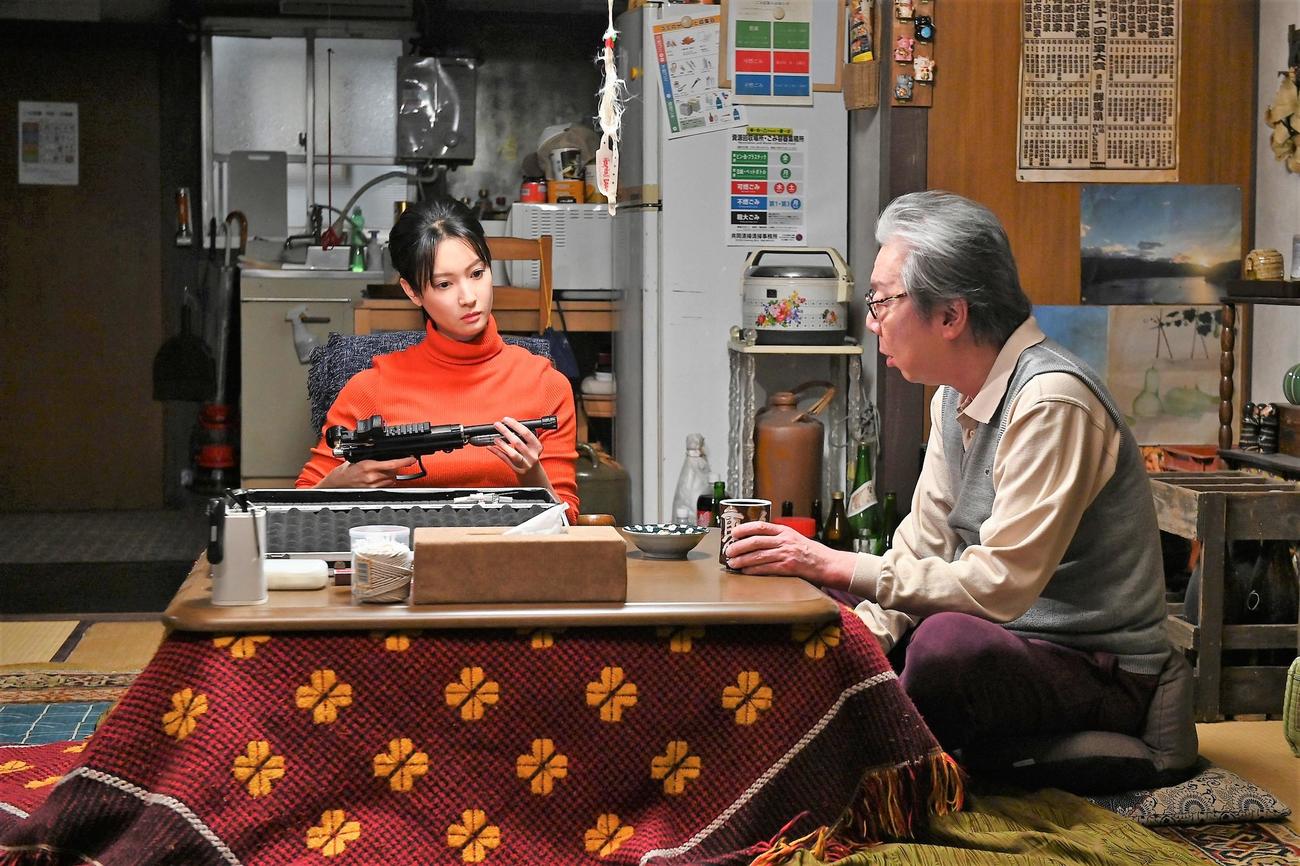 「忍者に結婚は難しい」に出演する菜々緒、古田新太（C）フジテレビ