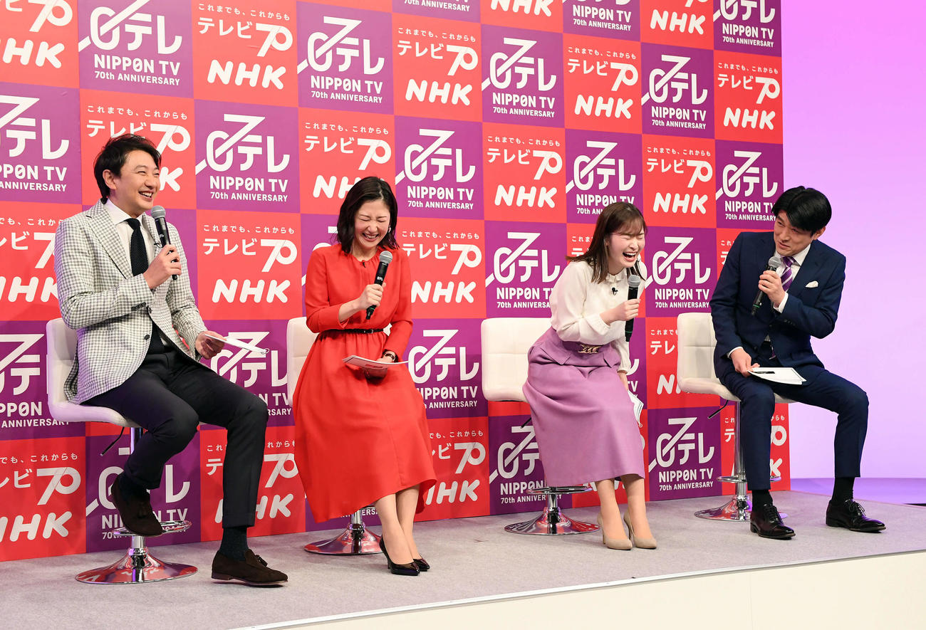 テレビ放送70周年「NHK×日テレコラボウィーク」の発表会見で笑顔を見せる、左からNHK青井実アナ、同じく桑子真帆アナ、日テレ岩田絵里奈アナ、同じく藤井貴彦アナ（撮影・たえ見朱実）
