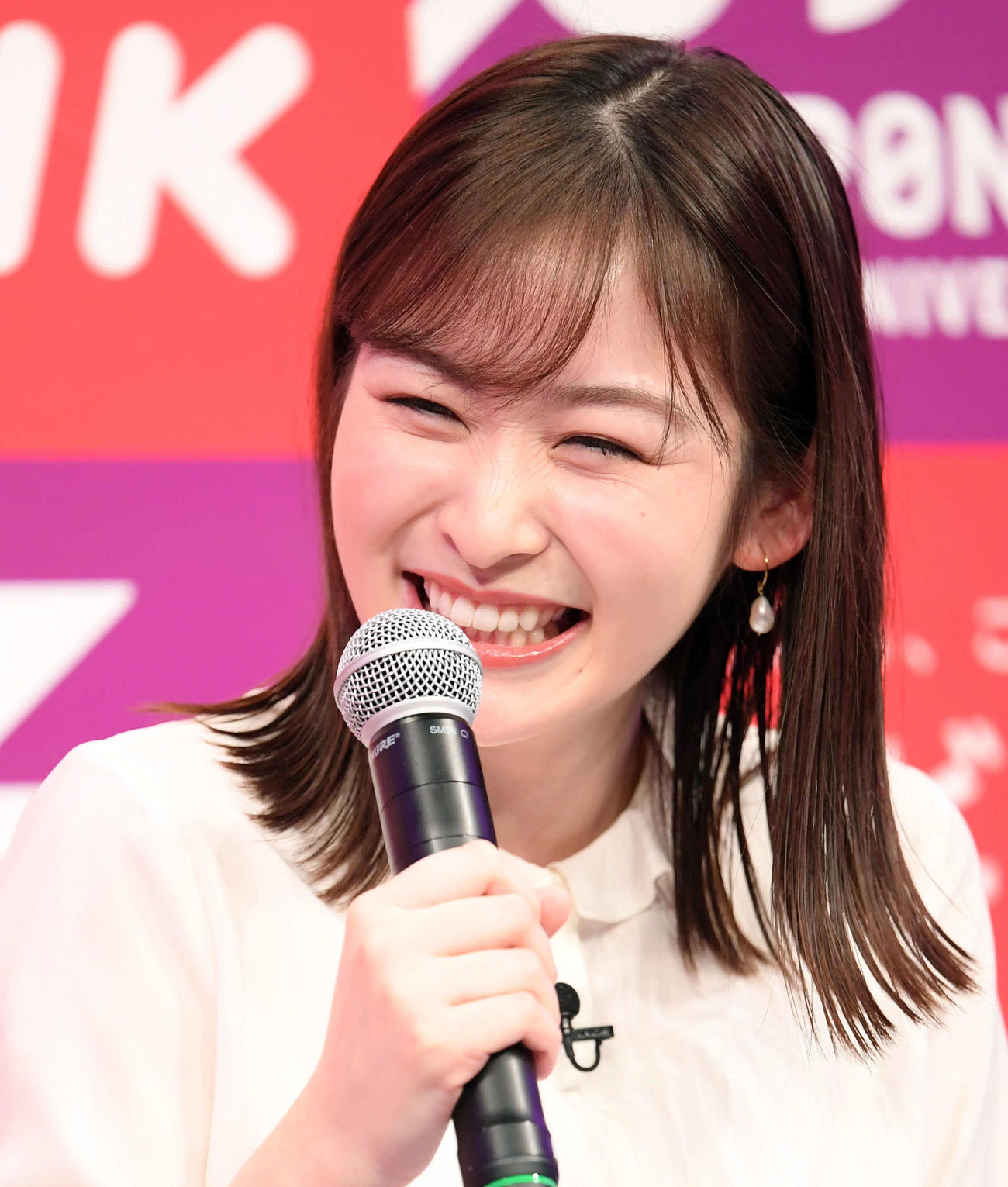 会見で笑顔を見せる日テレ岩田絵里奈アナ（撮影・たえ見朱実）