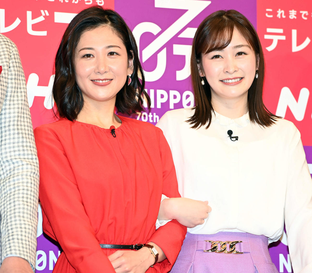テレビ放送70周年「NHK×日テレコラボウィーク」の発表会見に登壇し笑顔を見せるNHK桑子真帆アナ（左）と日テレ岩田絵里奈アナ（撮影・たえ見朱実）