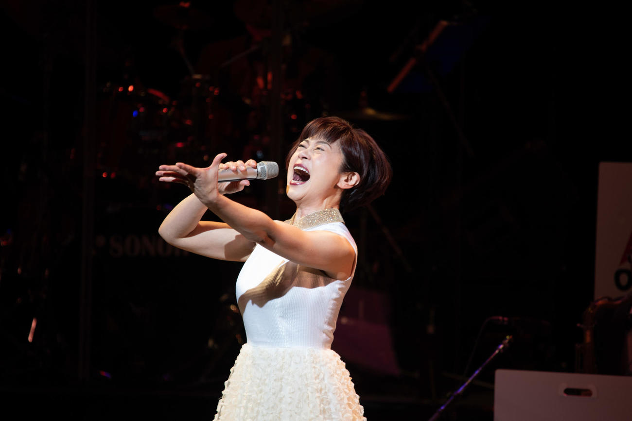 「デビュー40周年リサイタル」第一部でジャズやラテンのナンバーを歌唱する神野美伽