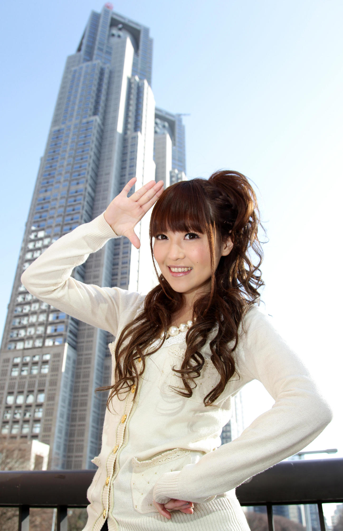 2011年1月、笑顔でポーズをする黒崎真音さん