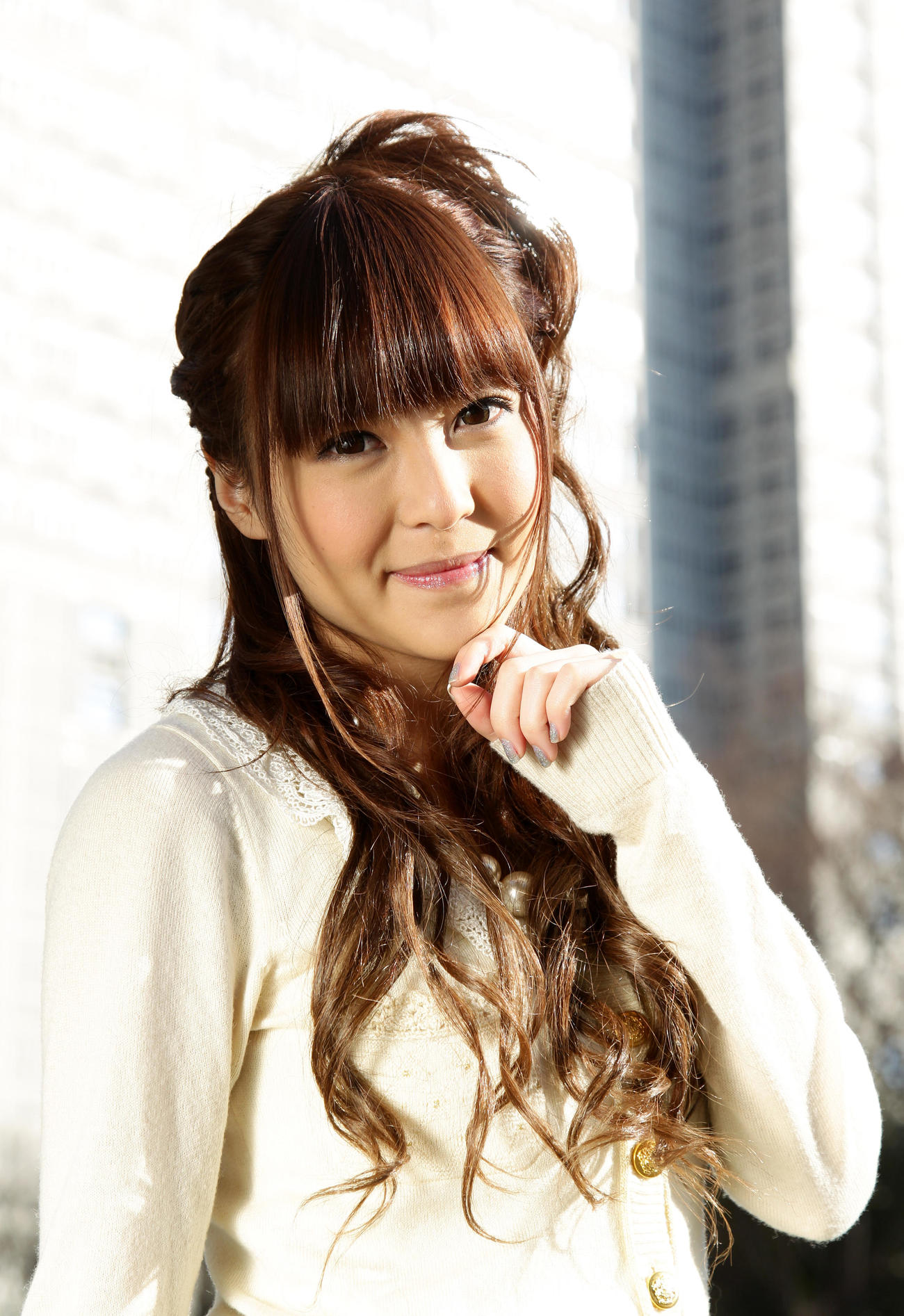 2011年1月、かわいらしい笑顔でポーズをする黒崎真音さん