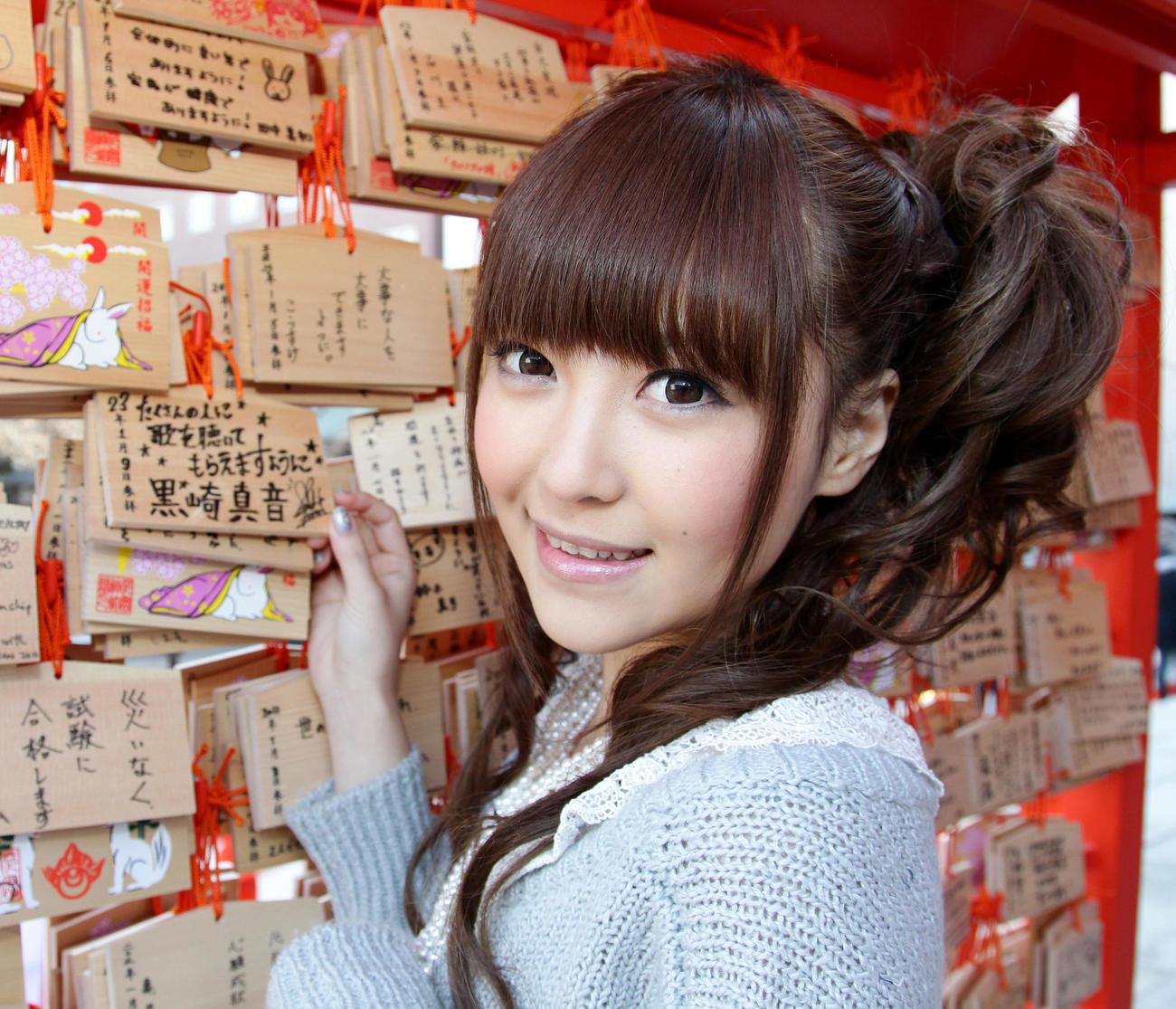 2011年1月、絵馬を手に笑顔を見せる黒崎真音さん