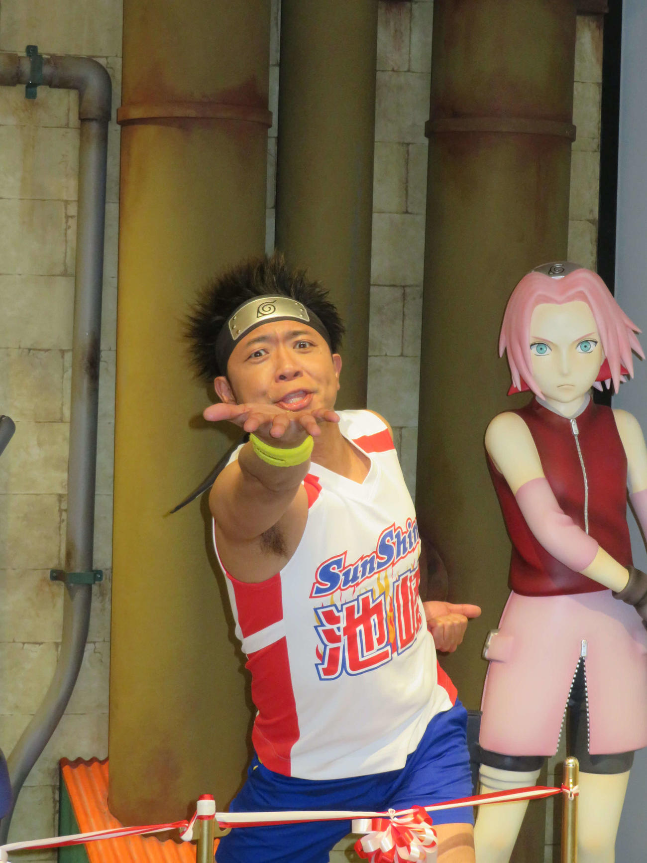 「NARUTO×BORUTO VR」店舗お披露目でハイテンションにポーズを決めるサンシャイン池崎（撮影・村上幸将）