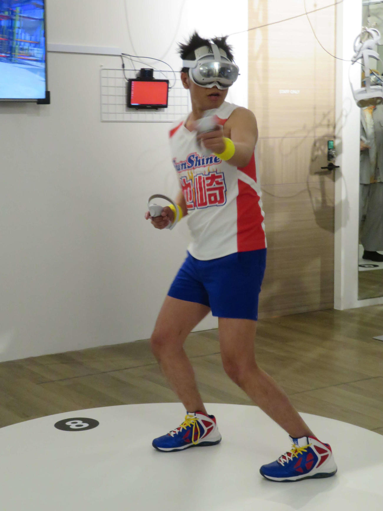 「NARUTO×BORUTO VR」店舗お披露目でアトラクションに挑むサンシャイン池崎（撮影・村上幸将）