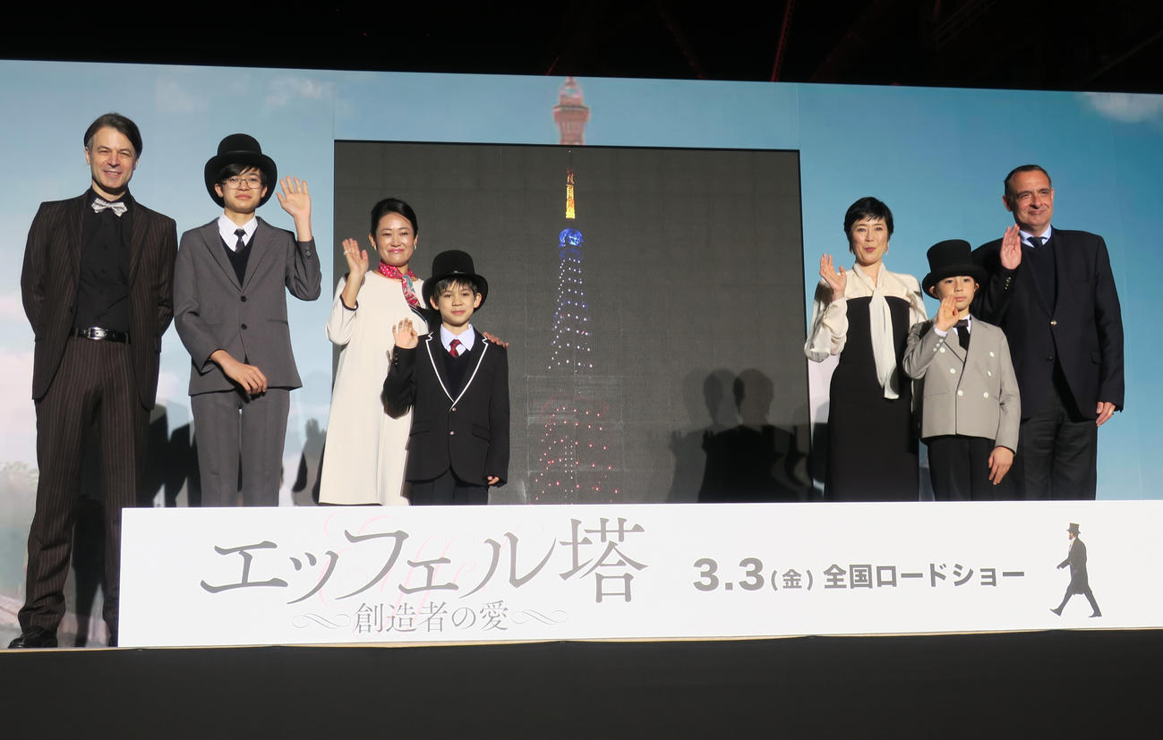 映画「エッフェル塔～創造者の愛～」東京タワー点灯式で。左から、イエットマンエッフェル・サバンさん、長男アリオンさん、妻由紀子さん、次男アシルさん、寺島しのぶ、寺嶋眞秀、フィリップ・セトン駐日フランス大使