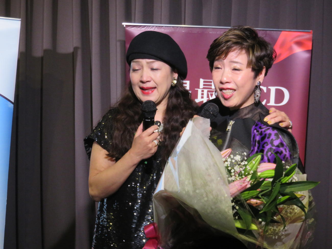 サプライズで応援に駆けつけた荒木由美子（左）から花束をもらって涙ぐむ謝鳴