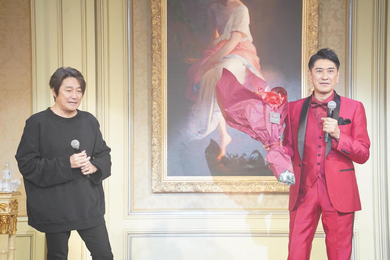 川崎麻世「還暦記念パーティー」にサプライズで登場した近藤真彦（左）と川崎麻世（撮影・佐藤勝亮）