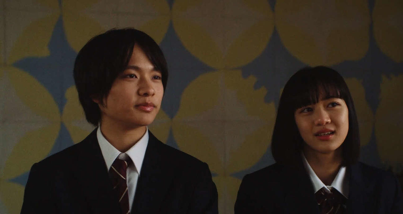 キム・ヒョンジュンの新曲「花路」のミュージックビデオの一場面。南出凌嘉（左）と八木美樹