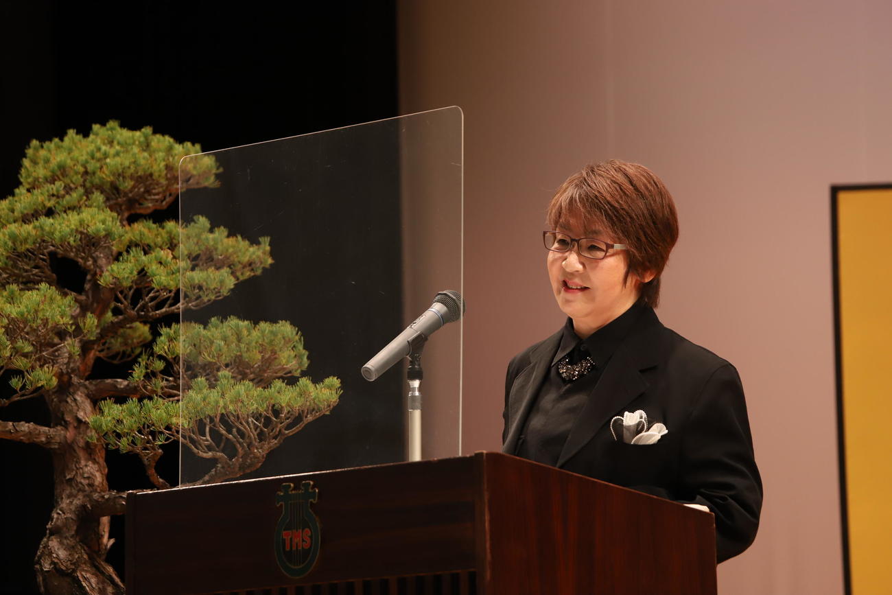 宝友会会長として祝辞を述べたOG未沙のえる