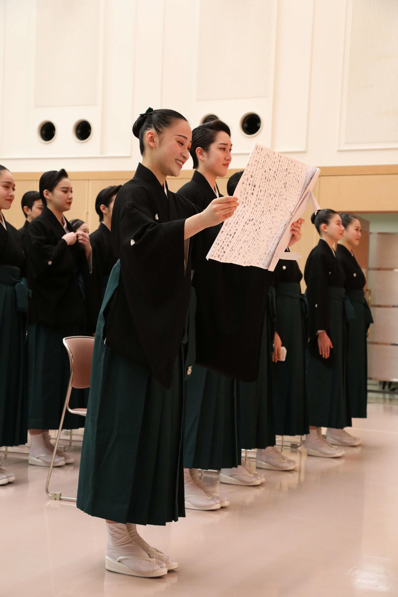 式典にはマスクを外して臨んだ宝塚音楽学校109期生。卒業生総代として答辞をよむ河谷杏実さん
