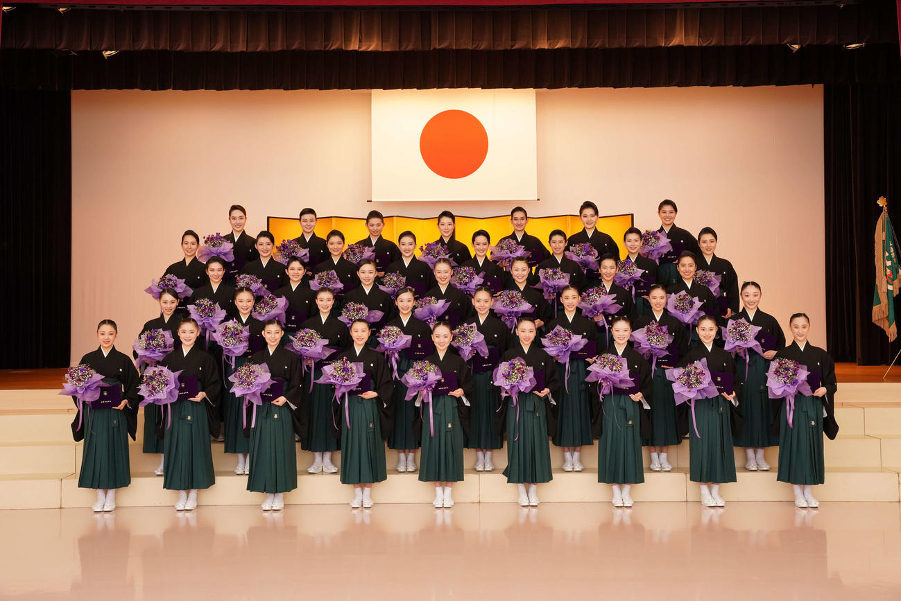 卒業式に臨んだ宝塚音楽学校109期生