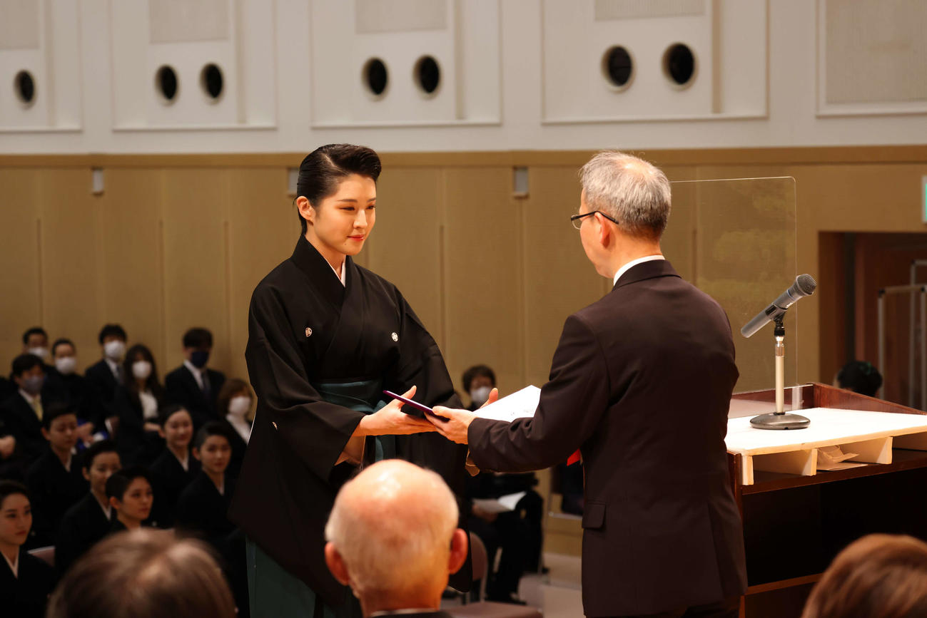 演劇部門で優秀賞を受賞するなどした南平友里愛さん（左）を表彰する中西達也校長