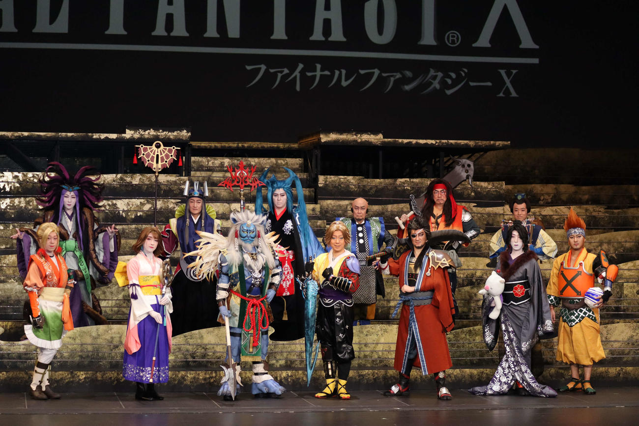 新作歌舞伎「ファイナルファンタジーX」の初日前会見に出席した、前列左から上村吉太朗、中村米吉、坂東彦三郎、尾上菊之助、中村獅童、中村梅枝、中村橋之助。後列左から中村芝のぶ、中村錦之助、尾上松也、中村歌六、坂東彌十郎、中村萬太郎