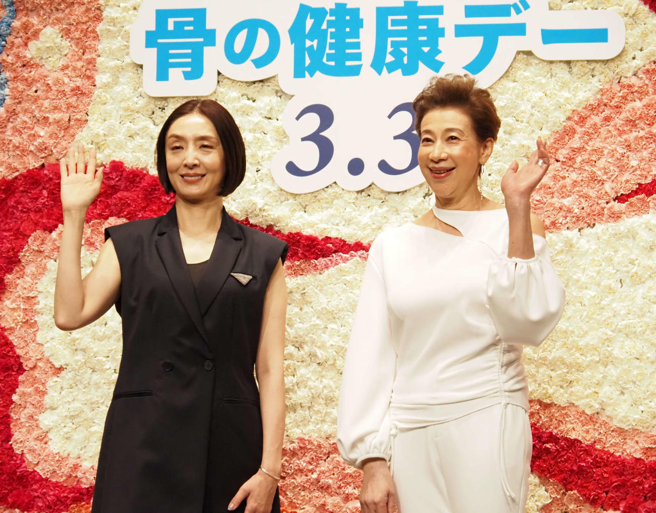 サプリメント「骨こつケア」トークイベントに出席した草刈民代（左）と前田美波里（撮影・遠藤尚子）