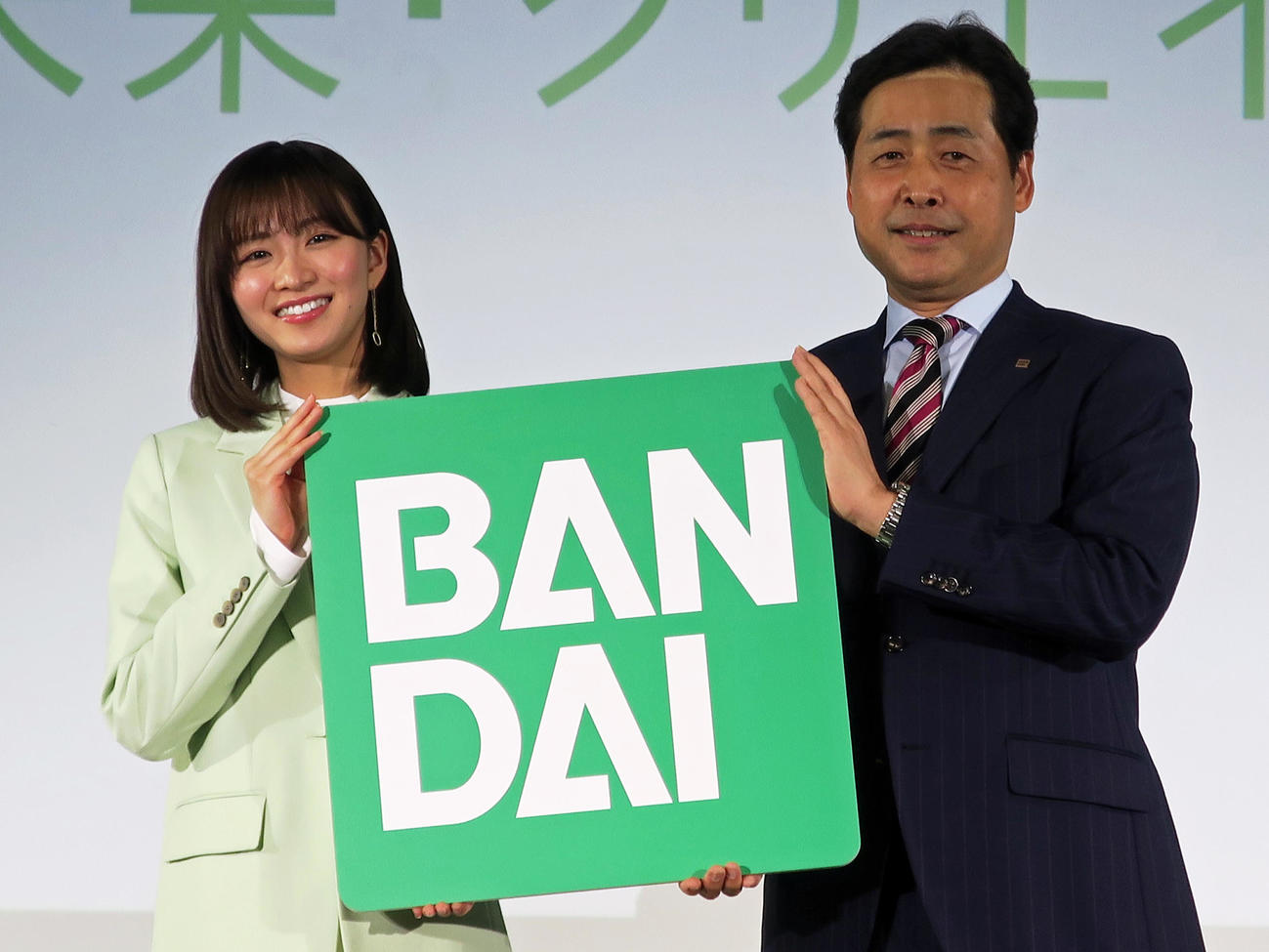 バンダイ「新サステナビリティプロジェクト発足記者発表会」で。左から、岡崎紗絵、竹中一博社長