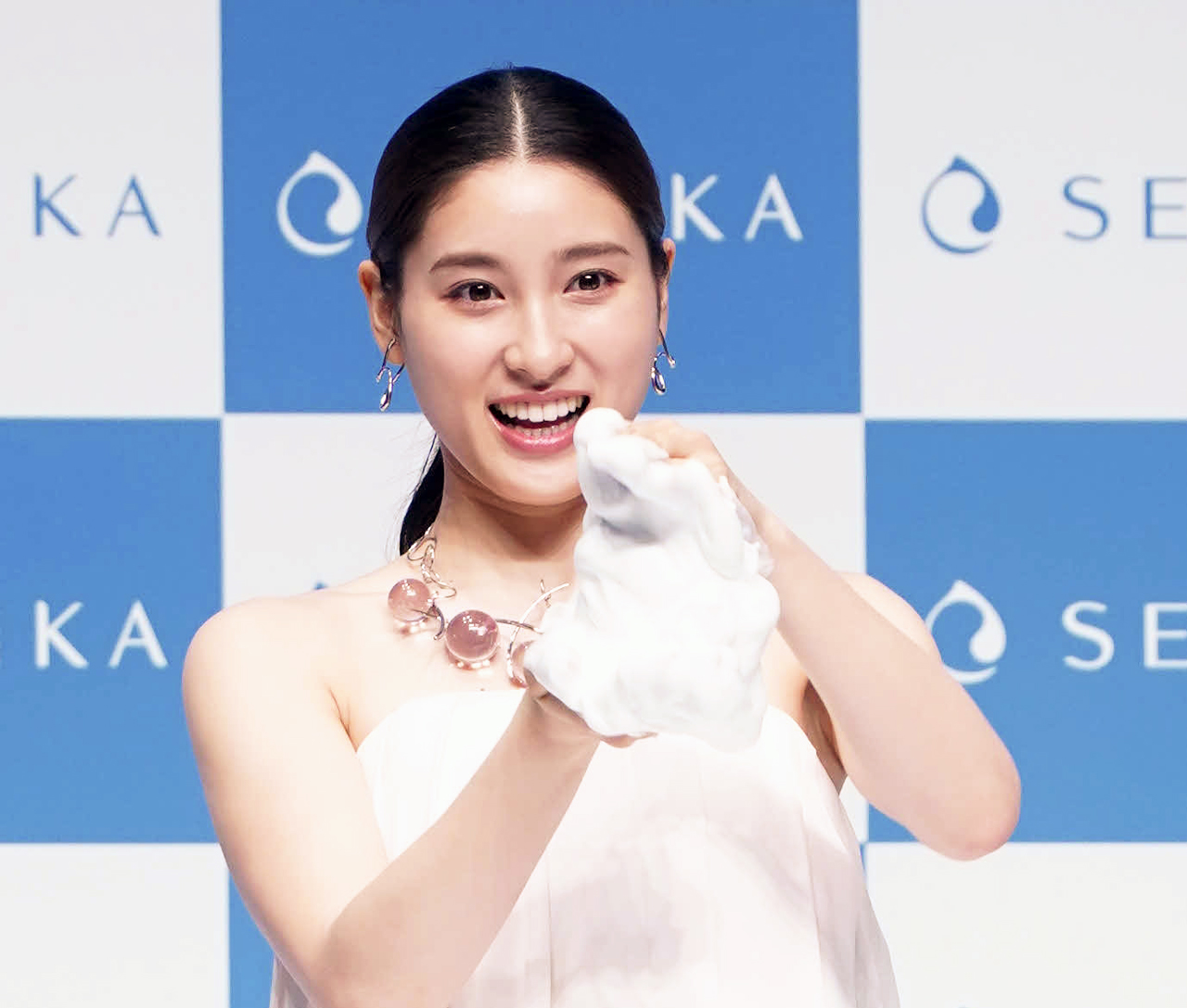 「SENKA」の新CM＆新ミューズ就任発表会に出席し、泡で遊ぶ土屋太鳳（撮影・佐藤勝亮）