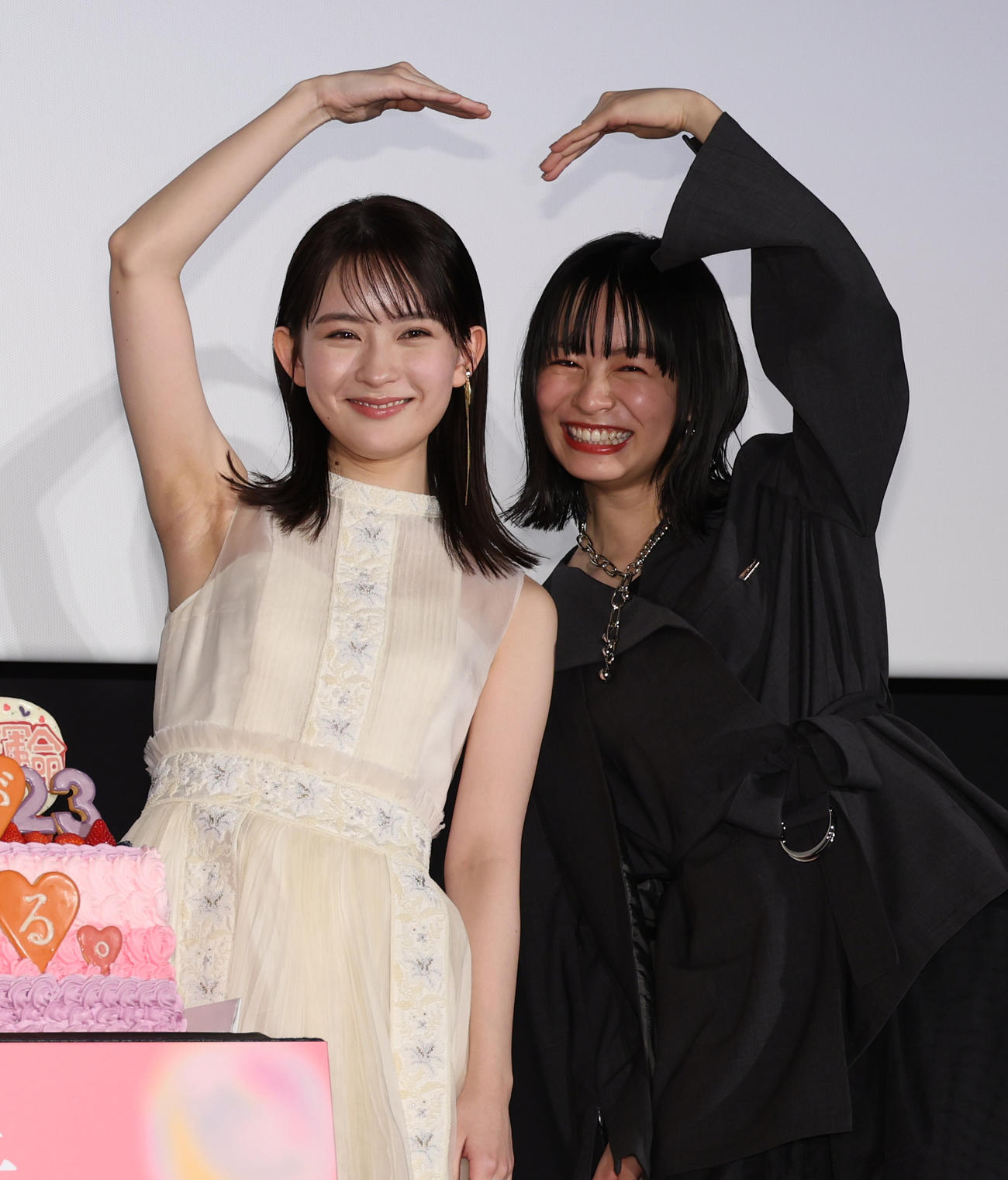 映画「なのに、千輝くんが甘すぎる。」公開前夜祭舞台あいさつでハートを作る畑芽育（左）と莉子（撮影・中島郁夫）