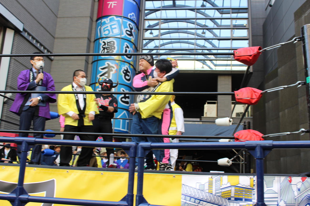 大阪プロレスのゼウスにコブラツイストをかけられるニッポンの社長ケツ