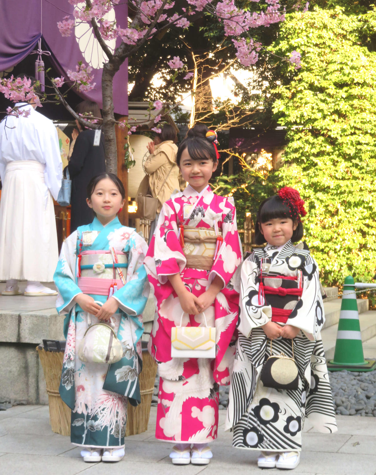 東京大神宮で、ひな祭りの祈願を行った、左から志水心音、浅田芭路、永尾柚乃（撮影・村上幸将）