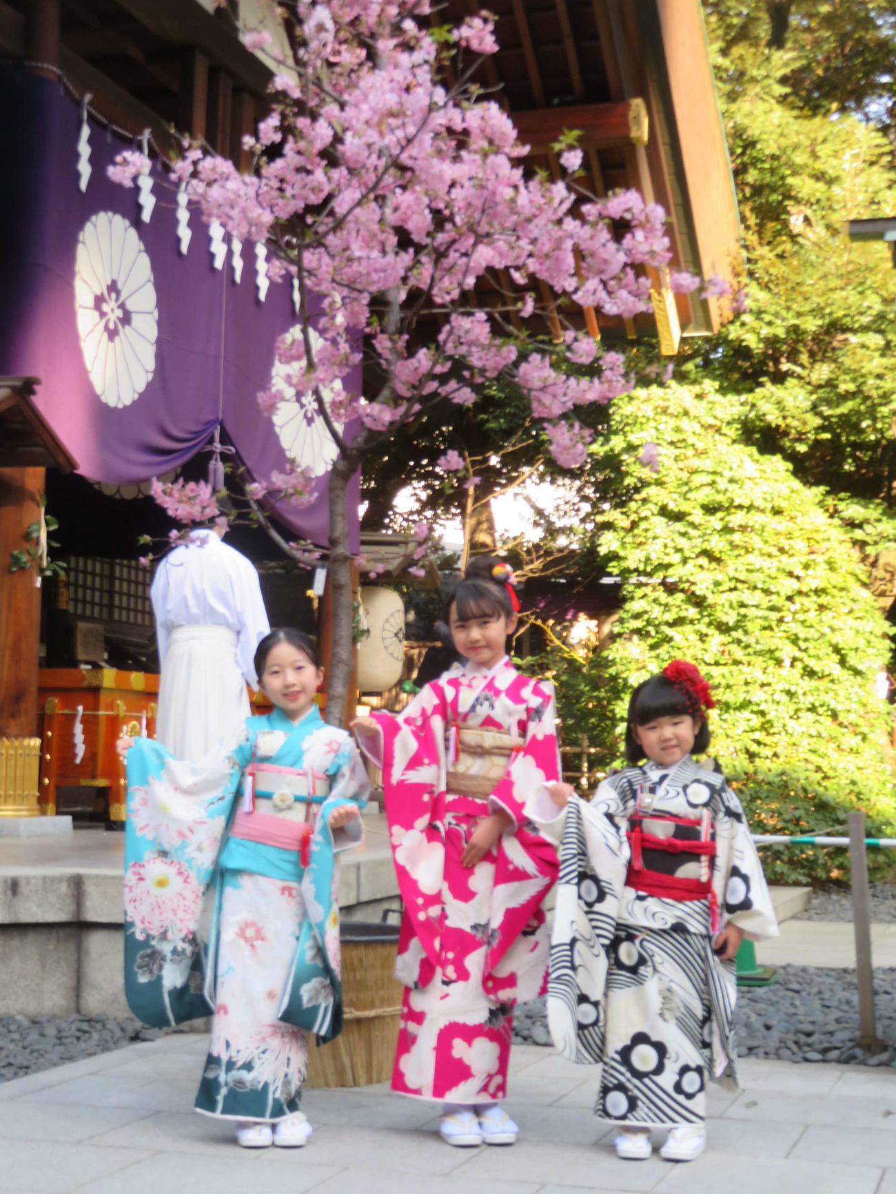 東京大神宮で、ひな祭りの祈願を行った、左から志水心音、浅田芭路、永尾柚乃（撮影・村上幸将）