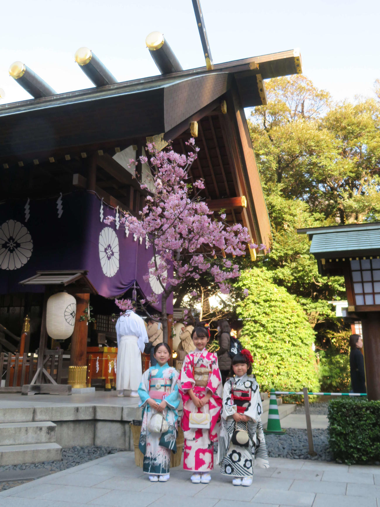 東京大神宮で、ひな祭りの祈願を行った、左から志水心音、浅田芭路、永尾柚乃（撮影・村上幸将）