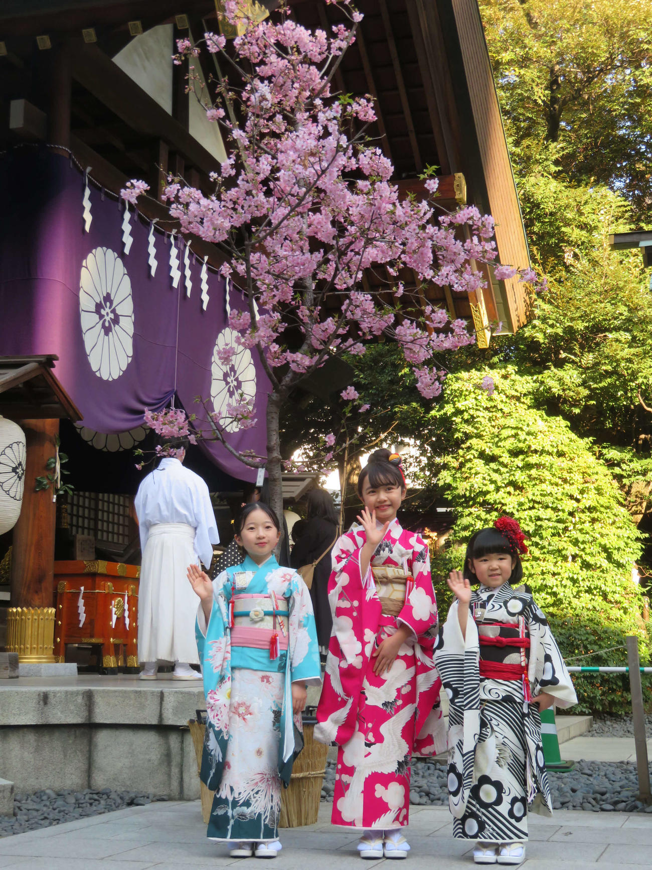 東京大神宮で、ひな祭りの祈願を行った、左から志水心音、浅田芭路、永尾柚乃（撮影・村上幸将）