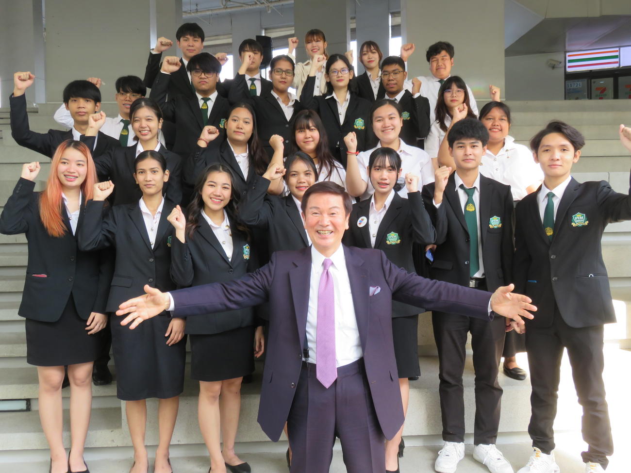 パンヤピワット経営大学（PIM）で学生らへの講演を終えた森田健作