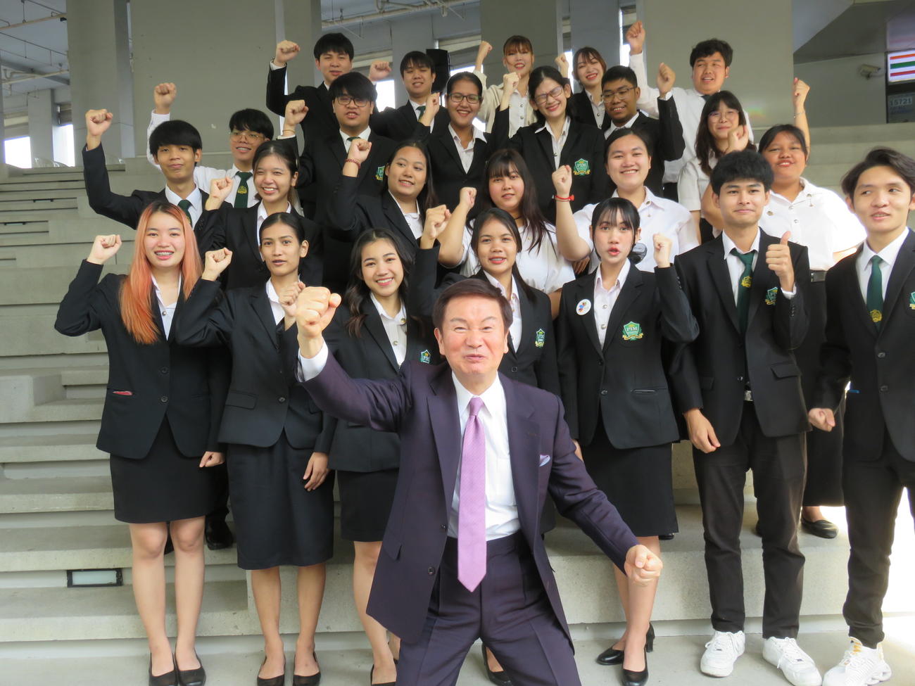 パンヤピワット経営大学（PIM）で学生らへの講演を終えた森田健作